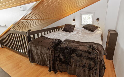 Levin Lumi: Holz, Flooring, Interior Design, Fussboden, Schlafzimmer, Möbel, Bett, Holzboden, Decke, Beleuchtung