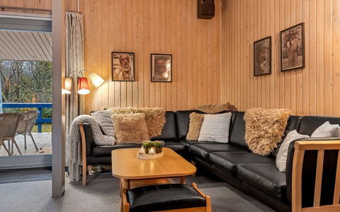 Anne - 30Km from the Sea: Holz, Möbel, Interior Design, Flooring, Fussboden, Wohnzimmer, Zimmer, Decke, Zuhause, Couch