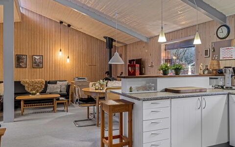 Anne - 30Km from the Sea: Möbel, Holz, Decke, Flooring, Interior Design, Küche, Light Fixture, Stuhl, Fussboden, Küche & Esszimmer Tisch