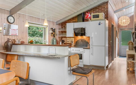 Anne - 30Km from the Sea: Küche, Holz, Interior Design, Möbel, Decke, Countertop, Flooring, Light Fixture, Zuhause, Küchengerät