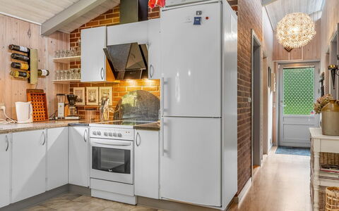 Anne - 30Km from the Sea: Küchengerät, Küche, Major Appliance, Kühlschrank, Haushaltsgerät, Interior Design, Countertop, Flooring, Holz, Cabinetry