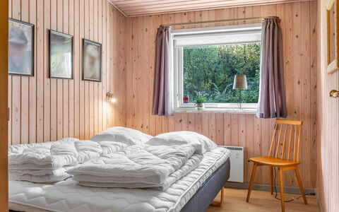 Anne - 30Km from the Sea: Schlafzimmer, Bett, Bettdecke, Holz, Bedding, Möbel, Interior Design, Zuhause, Bettrahmen, Decke