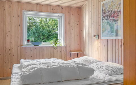 Anne - 30Km from the Sea: Holz, Schlafzimmer, Interior Design, Möbel, Decke, Bett, Flooring, Bettdecke, Bedding, Fussboden