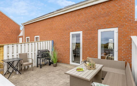 Steffan - 2.3Km from the Sea: Flooring, Fussboden, Decke, Interior Design, Countertop, Küche, Cabinetry, Zimmer, Major Appliance, Light Fixture