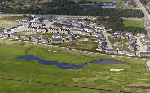 Steffan - 2.3Km from the Sea: Flooring, Fussboden, Decke, Interior Design, Countertop, Küche, Cabinetry, Zimmer, Major Appliance, Light Fixture