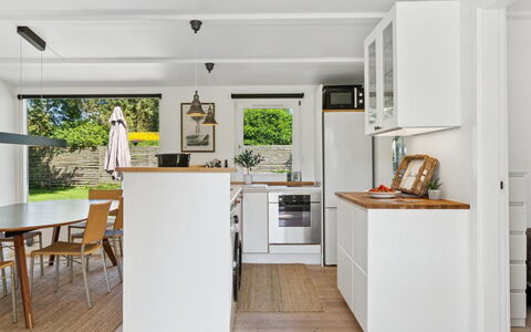Guthfrith - 1.4Km from the Sea: Möbel, Flooring, Küche, Countertop, Interior Design, Fussboden, Holz, Cabinetry, Küchengerät, Decke
