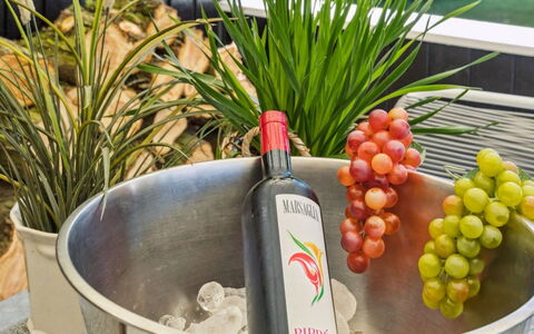Guthfrith - 1.4Km from the Sea: Flasche, Glasflasche, Obst, Produzieren, Essen, Natural Foods, Weinflasche