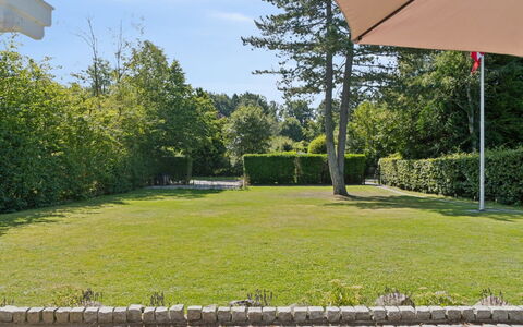 Guthfrith - 1.4Km from the Sea: Strauch, Garten, Schatten, Grundstueck, Rasen, Landscaping, Garten, Flagstone, Park