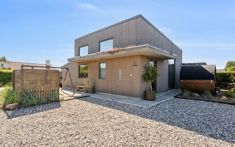 Elvie - 150M from the Sea: Holz, Zuhause, Veranda, Deck, Hartholz, Dach, Holzbeize, Holzboden, Eco Hotel