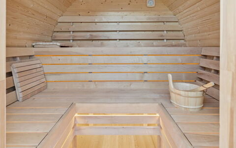 Elvie - 150M from the Sea: Holz, Zuhause, Veranda, Deck, Hartholz, Dach, Holzbeize, Holzboden, Eco Hotel