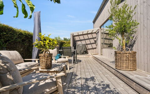 Elvie - 150M from the Sea: Holz, Zuhause, Veranda, Deck, Hartholz, Dach, Holzbeize, Holzboden, Eco Hotel