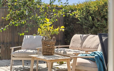 Elvie - 150M from the Sea: Holz, Zuhause, Veranda, Deck, Hartholz, Dach, Holzbeize, Holzboden, Eco Hotel