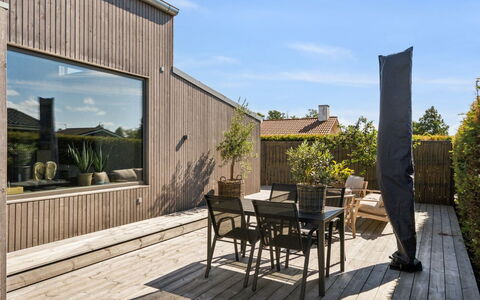 Elvie - 150M from the Sea: Holz, Zuhause, Veranda, Deck, Hartholz, Dach, Holzbeize, Holzboden, Eco Hotel