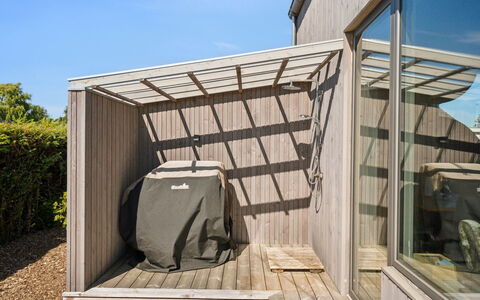 Elvie - 150M from the Sea: Holz, Zuhause, Veranda, Deck, Hartholz, Dach, Holzbeize, Holzboden, Eco Hotel