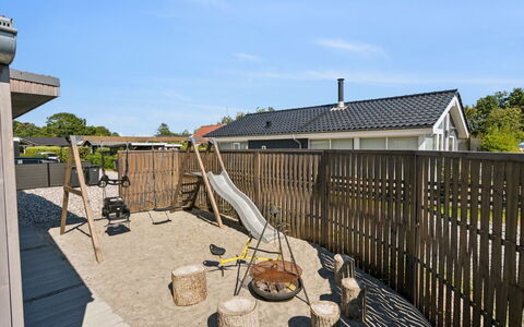 Elvie - 150M from the Sea: Holz, Zuhause, Veranda, Deck, Hartholz, Dach, Holzbeize, Holzboden, Eco Hotel
