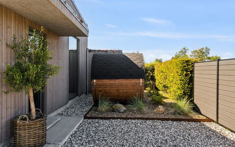Elvie - 150M from the Sea: Holz, Zuhause, Veranda, Deck, Hartholz, Dach, Holzbeize, Holzboden, Eco Hotel