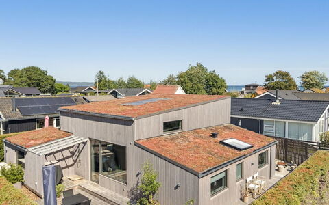 Elvie - 150M from the Sea: Holz, Zuhause, Veranda, Deck, Hartholz, Dach, Holzbeize, Holzboden, Eco Hotel