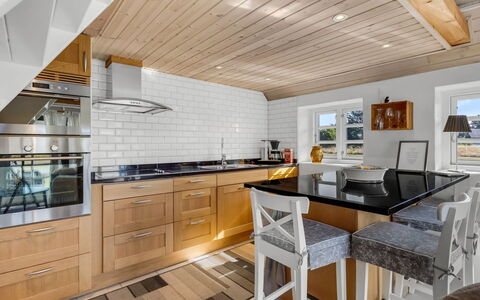 Ronja - 1.3Km from the Sea: Küche, Countertop, Möbel, Flooring, Interior Design, Küchengerät, Cabinetry, Holz, Decke, Fussboden