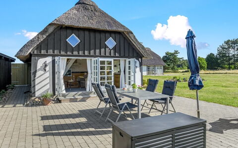 Ronja - 1.3Km from the Sea: Holz, Möbel, Wohnung, Zimmer, Decke, Holzbeize, Stuhl, Hartholz, Lack, Holz