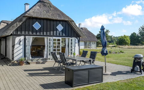 Ronja - 1.3Km from the Sea: Holz, Möbel, Wohnung, Zimmer, Decke, Holzbeize, Stuhl, Hartholz, Lack, Holz