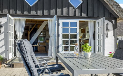 Ronja - 1.3Km from the Sea: Holz, Möbel, Wohnung, Zimmer, Decke, Holzbeize, Stuhl, Hartholz, Lack, Holz