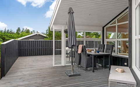 Eeske - 2.5Km from the Sea: Blau, Strauch, Hütte, Ground, Garten, Estate, Schatten, Landscaping, Bauernhaus, Eco Hotel