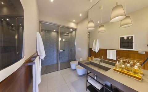 Villantonella: Interior Design, Flooring, Fussboden, Badezimmer, Möbel, Armatur, Wand, Bad Sink, Holz, Decke