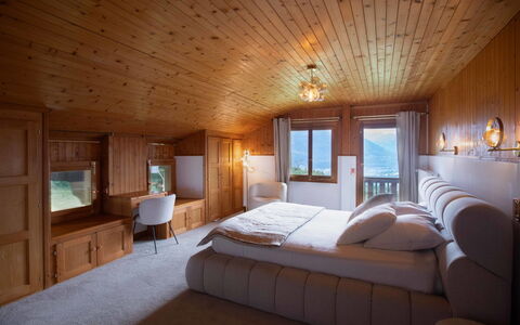 Champ de Brent: Schlafzimmer, Bett, Interior Design, Decke, Bedding, Bettdecke, Möbel, Fussboden, Flooring, Zimmer