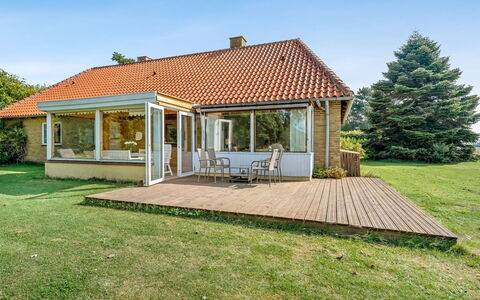 Makrina - 300M from the Sea: Hütte, Hinterhof, Garten, Gartenbauten, Schuppen, Abstellgleis, Gartenmöbel, Blockhaus, Outdoor Struktur, Hütte