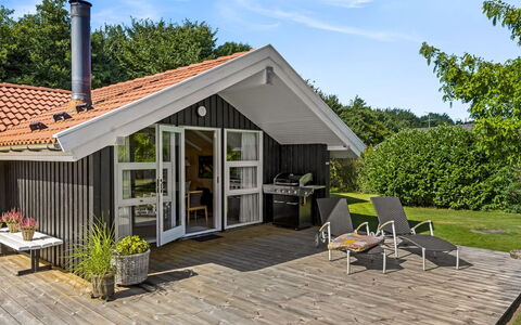Hatem - 500M from the Sea: Dach, Haus, Zuhause, Hütte, Tür, Abstellgleis, Deck, Veranda, Planke, Hartholz