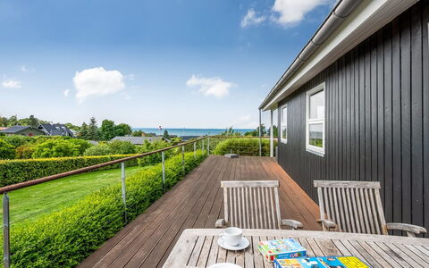 Akira - 250M from the Sea: Haus, Zuhause, Tür, Dach, Hütte, Estate, Garten, Schatten, Abstellgleis, Garten