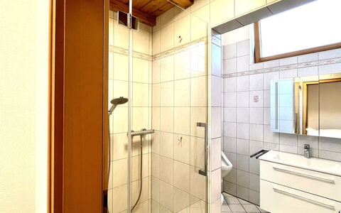 Feingeist: Armatur, Flooring, Badezimmer, Interior Design, Fussboden, Installation, Dusche, Zapfhahn, Decke, Zimmer