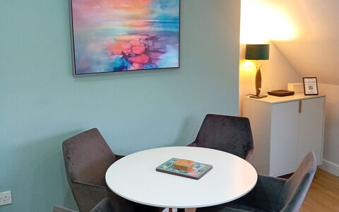Harrogate 608: Möbel, Interior Design, Fussboden, Flooring, Zimmer, Bilderrahmen, Wohnzimmer, Stuhl, Farbe