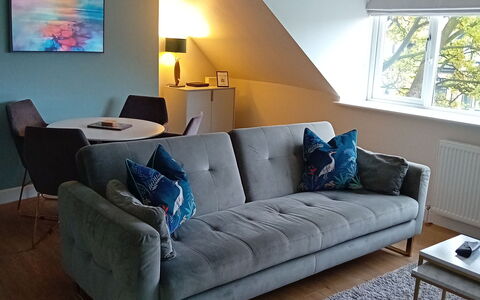 Harrogate 608: Flooring, Möbel, Interior Design, Fussboden, Wohnzimmer, Couch, Komfort, Holzbeize