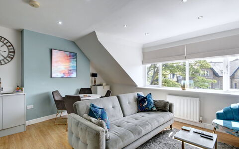 Harrogate 608: Möbel, Interior Design, Flooring, Fussboden, Wand, Couch, Holz, Zimmer, Decke, Wohnzimmer