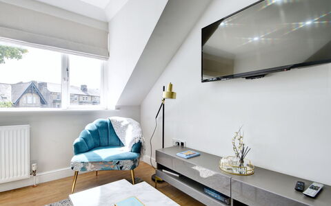 Harrogate 608: Interior Design, Möbel, Flooring, Fussboden, Decke, Zimmer, Wohnzimmer, Couch, Wohnung, Zuhause