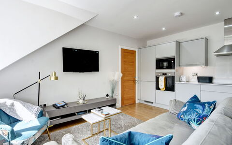 Harrogate 608: Möbel, Interior Design, Flooring, Fussboden, Holz, Couch, Decke, Wohnzimmer, Zimmer, Beleuchtung