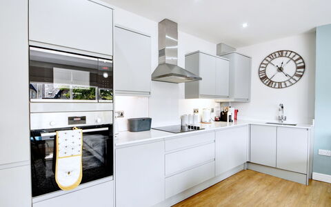 Harrogate 608: Küche, Küchengerät, Cabinetry, Interior Design, Major Appliance, Countertop, Flooring, Haushaltsgerät, Fussboden, Decke