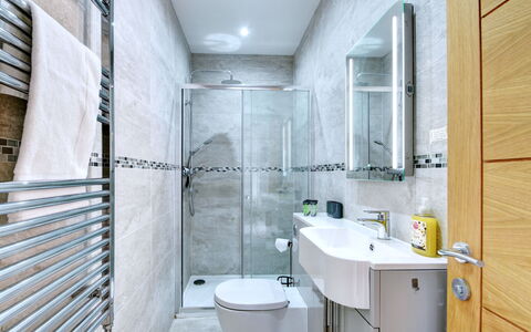 Harrogate 608: Armatur, Interior Design, Badezimmer, Flooring, Fussboden, Toilette, Sinken, Installation, Zapfhahn, Fliese