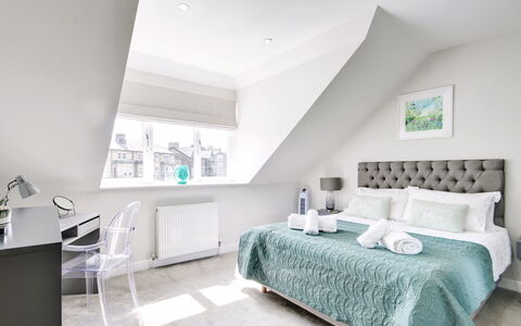 Harrogate 608: Möbel, Bett, Interior Design, Schlafzimmer, Linens, Decke, Bedding, Bettdecke, Fussboden, Flooring