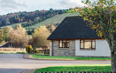 Coiltie House: Haus, Dach, Landschaft, Hütte, Zuhause, Ländliches Gebiet, Menschliche Siedlung, Auffahrt, Bauernhaus, Dorf