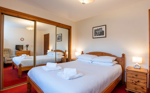 Coiltie House: Holz, Schlafzimmer, Bett, Möbel, Bettdecke, Bettrahmen, Bedding, Interior Design, Decke, Hartholz