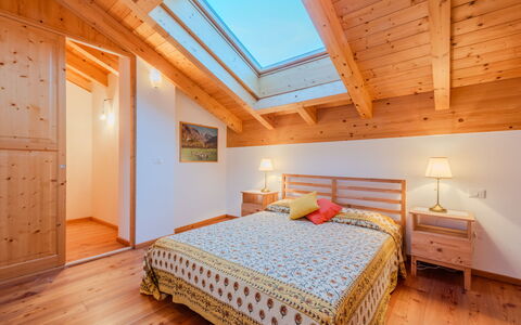 Terme di Comano 104: Interior Design, Holz, Decke, Flooring, Fussboden, Schlafzimmer, Zimmer, Bett, Dachboden, Zuhause
