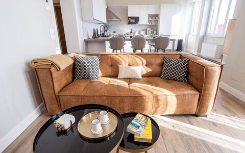 Casa Coccinella: Möbel, Interior Design, Flooring, Fussboden, Couch, Holz, Holzboden, Wohnzimmer, Wohnung
