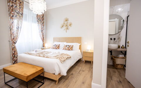 Casa Coccinella: Möbel, Interior Design, Bett, Schlafzimmer, Fussboden, Holz, Bettdecke, Zimmer, Flooring, Linens