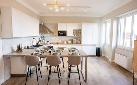 Casa Coccinella: Möbel, Interior Design, Flooring, Fussboden, Küche, Stuhl, Countertop, Holz, Küche & Esszimmer Tisch, Decke