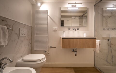Elegant Apartments Near the Duomo: Interior Design, Flooring, Armatur, Badezimmer, Fussboden, Sinken, Bad Sink, Spiegel, Zapfhahn, Installation