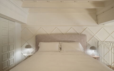 Elegant Apartments Near the Duomo: Interior Design, Schlafzimmer, Bett, Wand, Flooring, Fussboden, Bedding, Holz, Bettdecke, Möbel