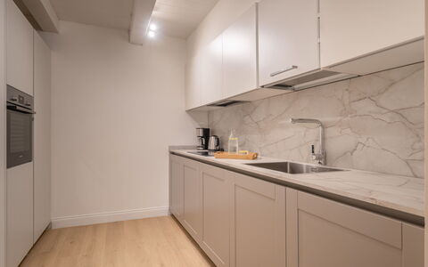 Elegant Apartments Near the Duomo: Küche, Countertop, Flooring, Holz, Interior Design, Küchengerät, Cabinetry, Fussboden, Major Appliance, Decke