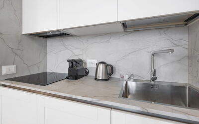 Deservi Elegant Apt. Donatello: Countertop, Küche, Flooring, Interior Design, Küchengerät, Fussboden, Cabinetry, Zapfhahn, Sinken, Haushaltsgerät